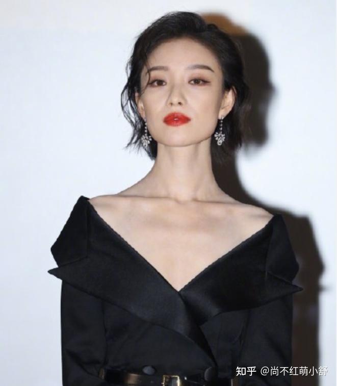 脖子短的女人少穿高领试试倪妮赵薇这种v领更显瘦洋气