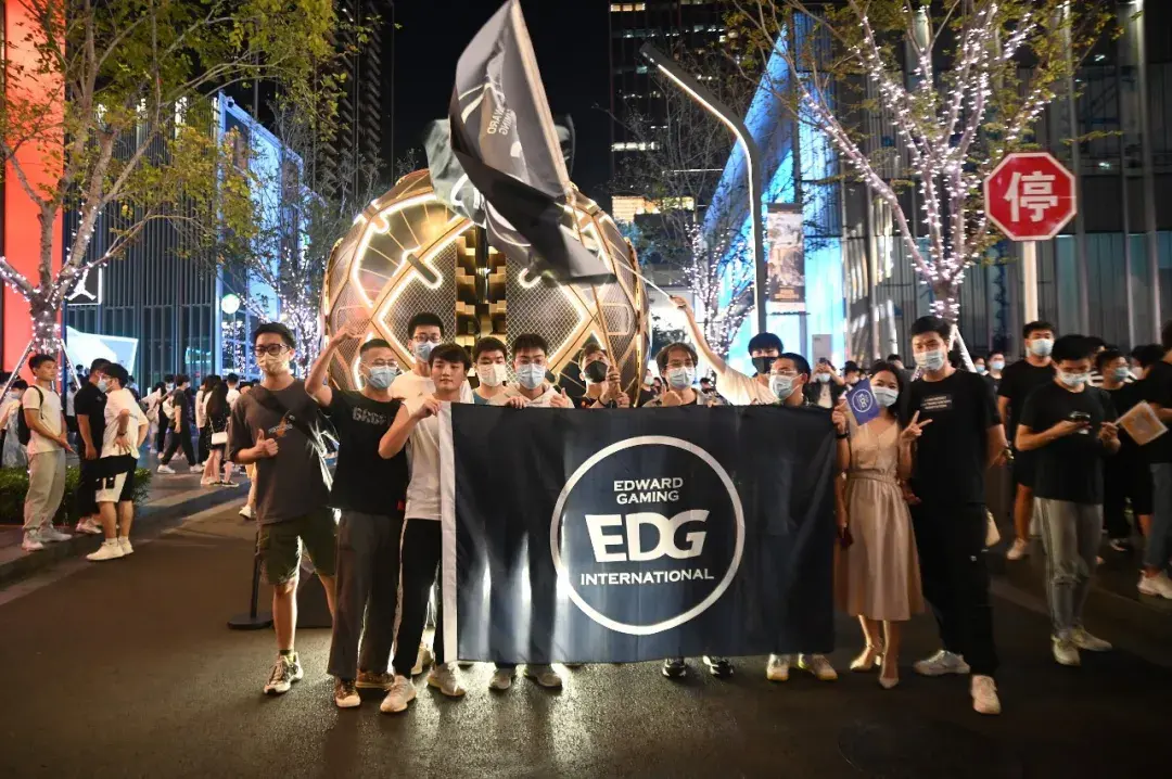 edg从不被看好到逆风夺冠年轻人们为什么激动