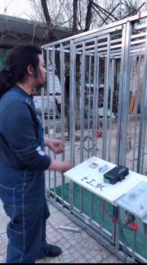 询问黄渤饰演的黄大宝和村长当晚的事情时,有这样的一段对白:老唐