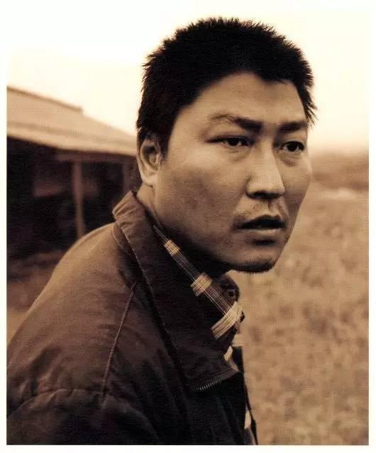 长着一张"大饼脸"的他,横扫韩国大奖,这个大叔有点狠