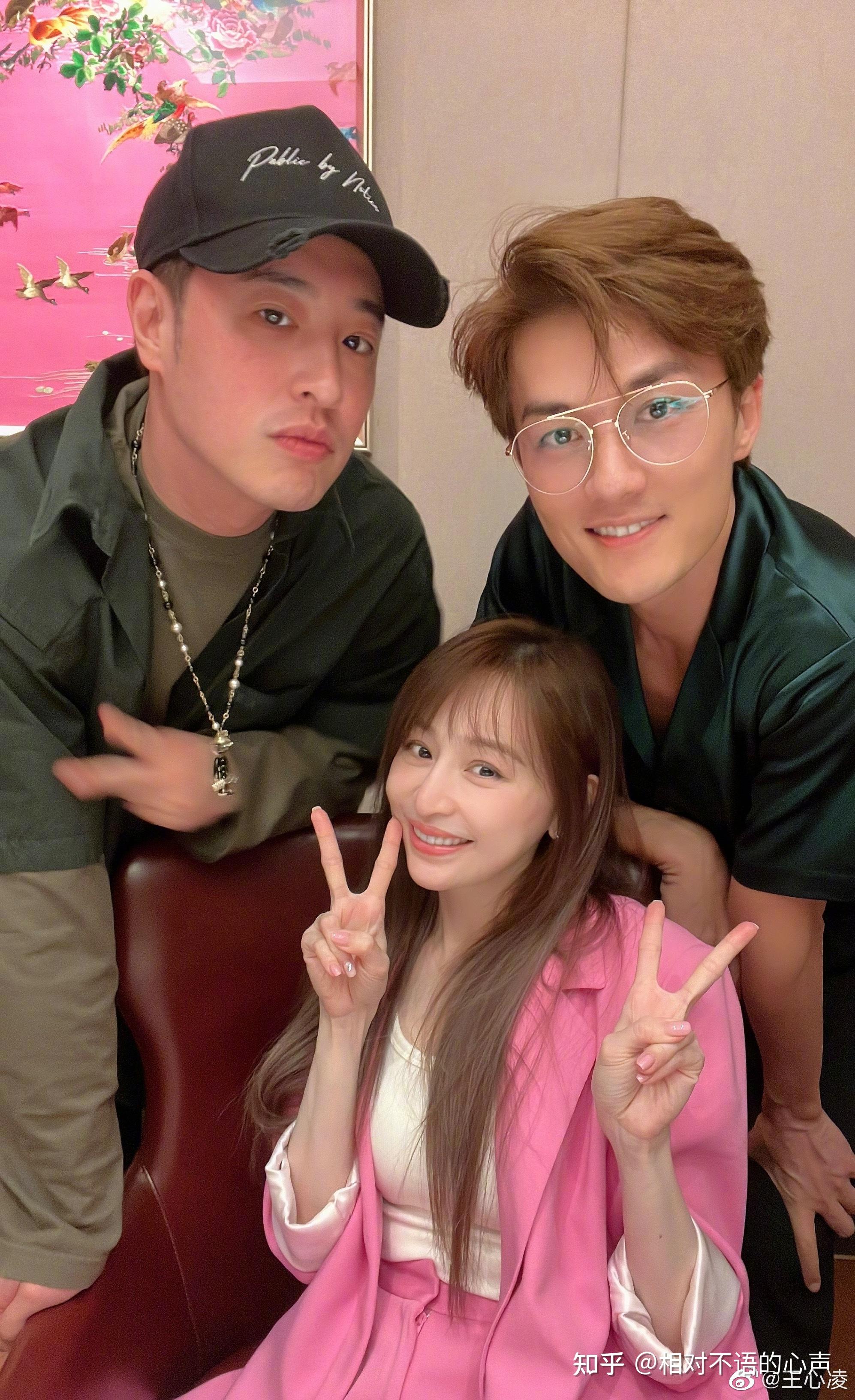 李维嘉罕见现身,何炅在他身旁却隔了两个人,王心凌是端水大师!