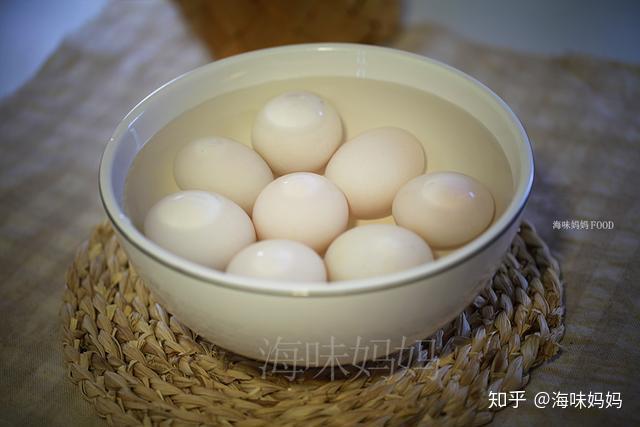 腌咸鸭蛋怎么做好吃视频 v2-90bb40675dd988232b3d3f9420448ee7_r.jpg