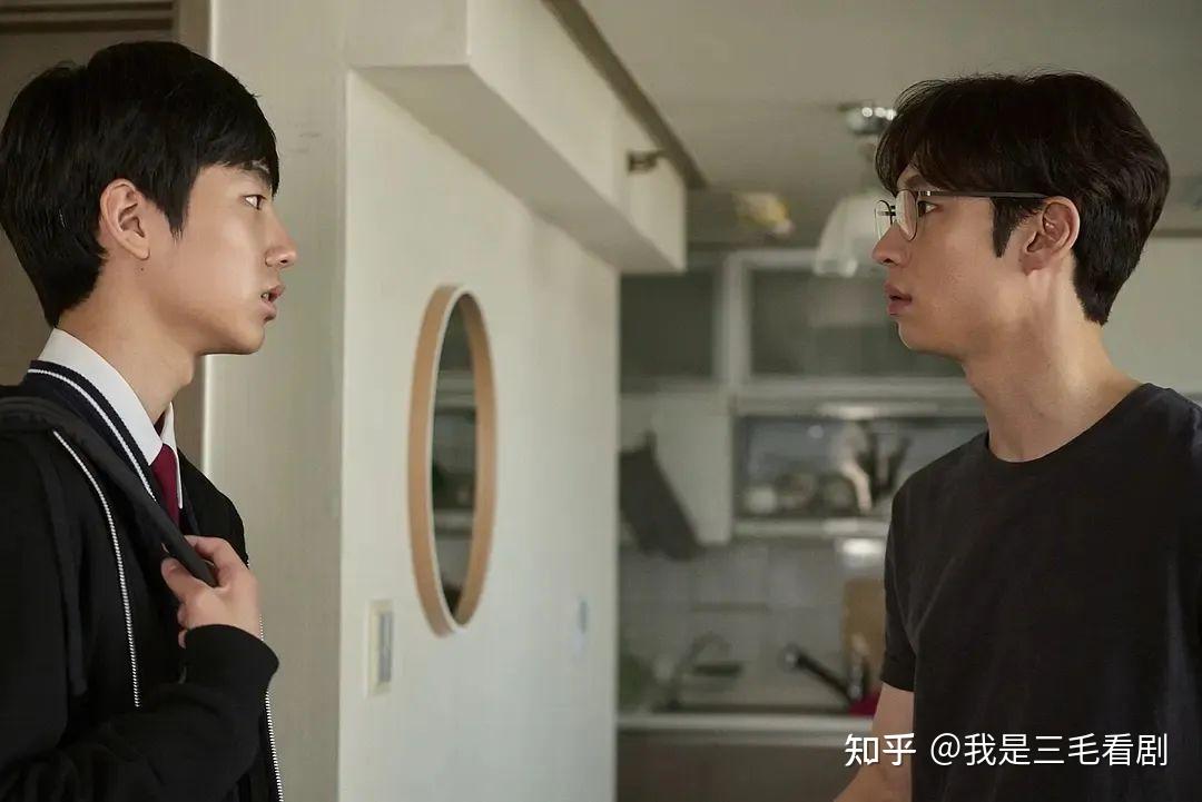 毕业于mbc无线电第一期演员训练班,现为韩国配音演员协会名誉会员.