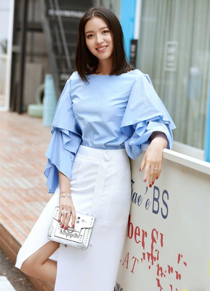 182cm张梓琳厉害呀!硬是把连衣裙穿成上衣,全身都是腿!