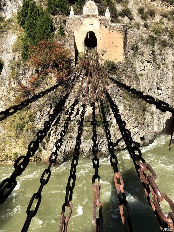 猛固桥 猛固桥实则是猛固桥和马鞍桥两座铁索桥梁的合称,由两座铁索桥