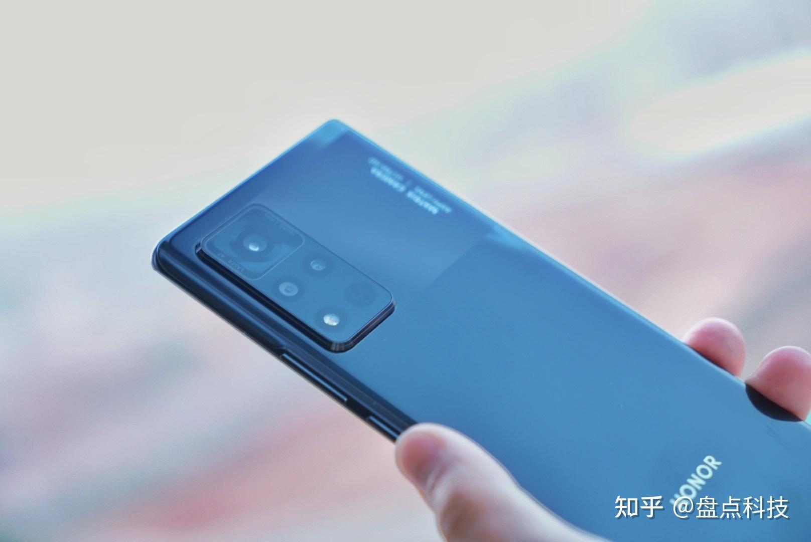 继荣耀v40发布后,新机3分46秒就在四大电商平台首销卖断货了,这是产品