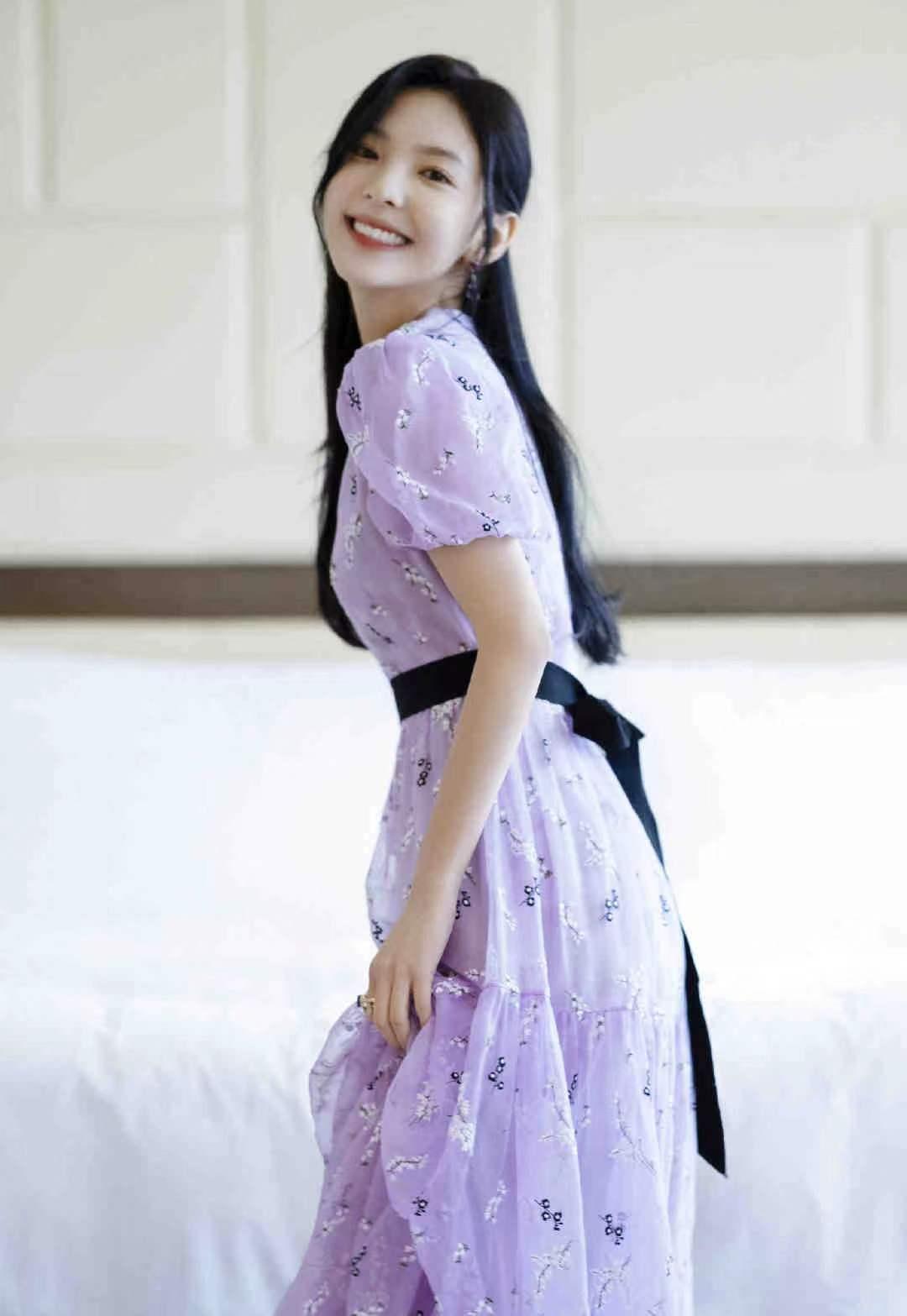 章若楠穿紫色碎花连衣裙优雅甜美夏日清新氛围感满满