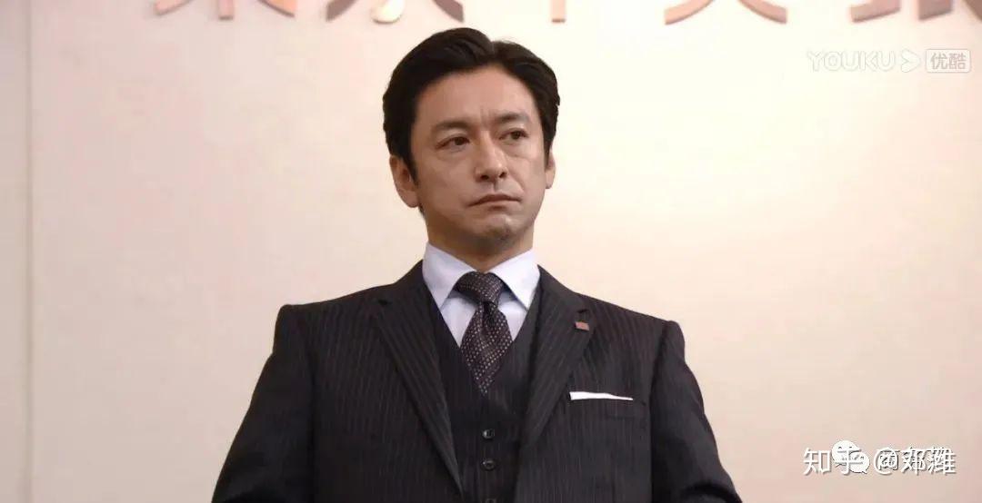 而为本剧献下"第一跪"的大阪西支行行长浅野匡,就精致多了.