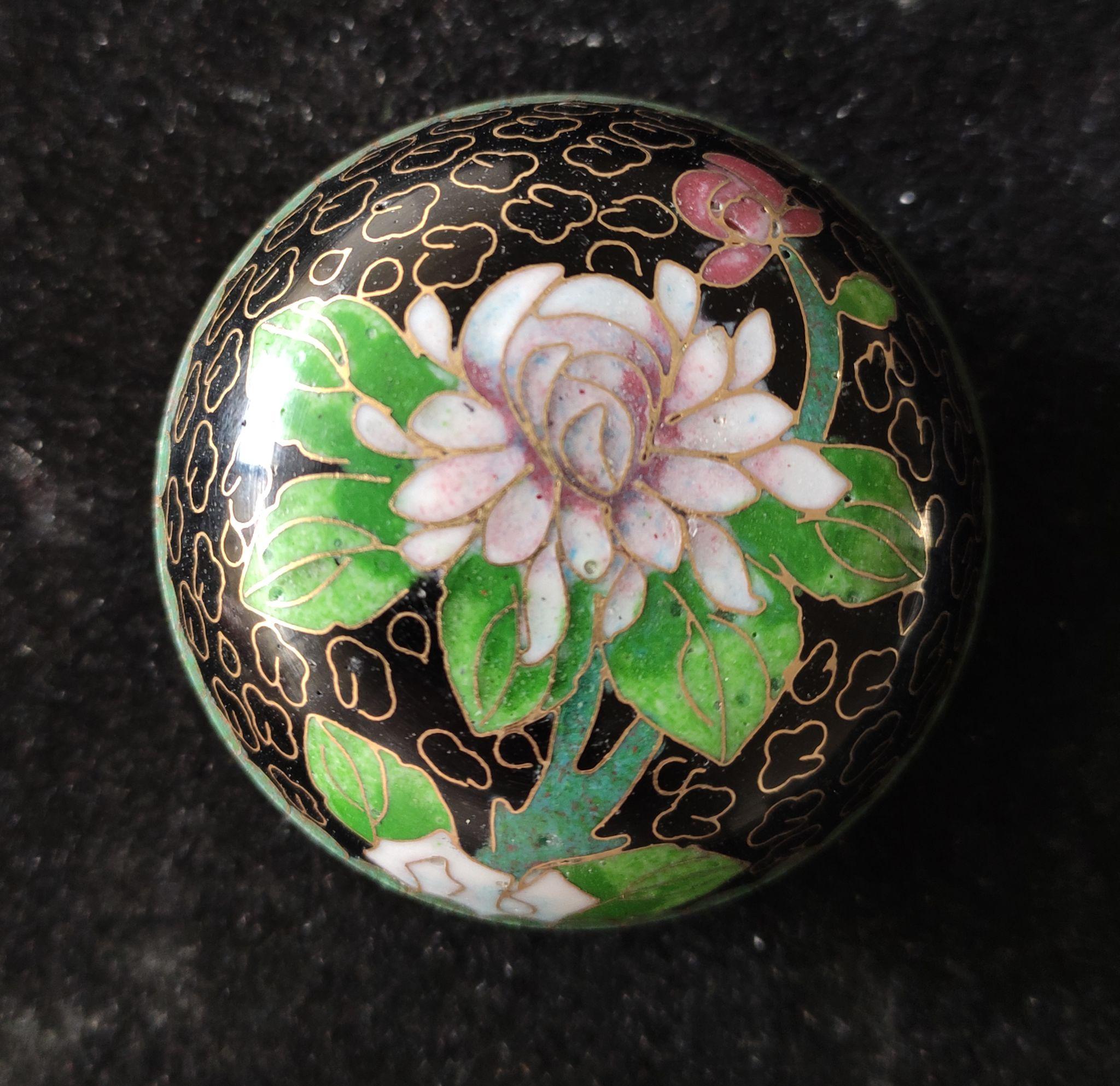 制作景泰蓝先要用紫铜制胎,再用扁细的铜丝在铜胎上粘出图案花纹,然后