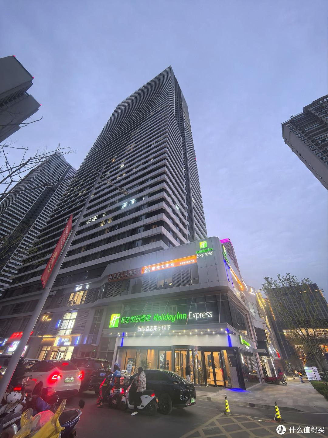 有种淡淡的破碎感：华润万象城新开的IHG 泰州中心智选假日酒店 - 知乎