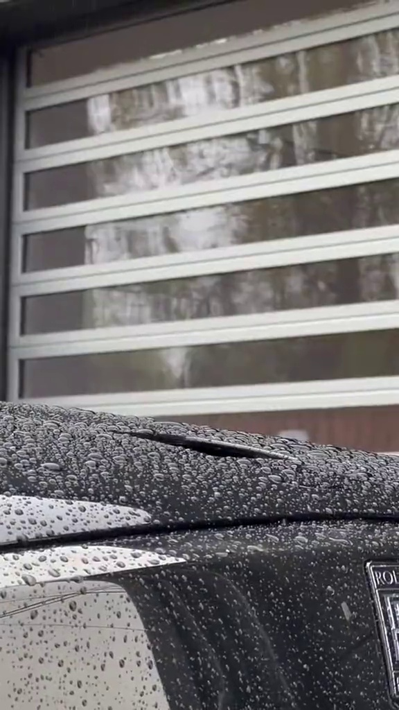 沉浸式体验:雨天坐劳斯莱斯是什么感觉