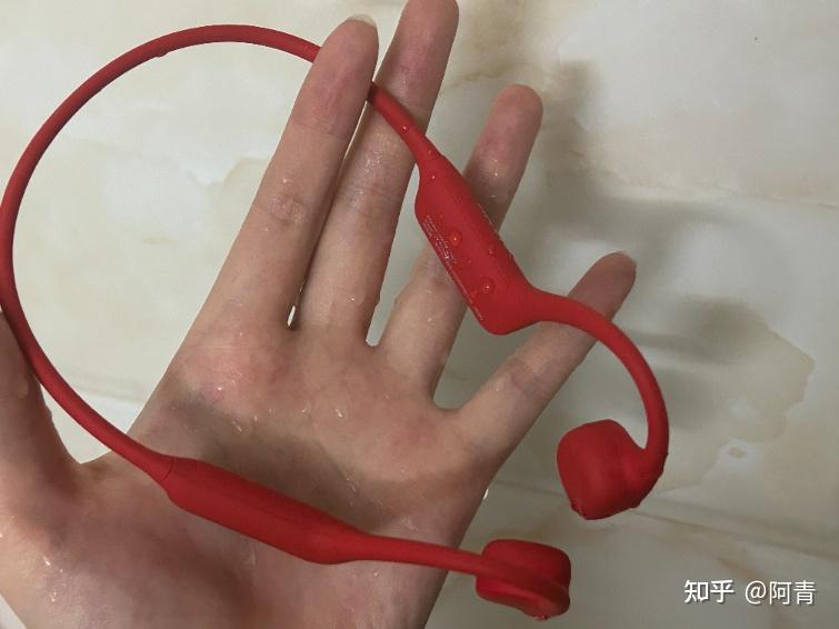像我同事一到换季中耳炎就会复发,但他又非常偏爱入耳式耳机的绝对音