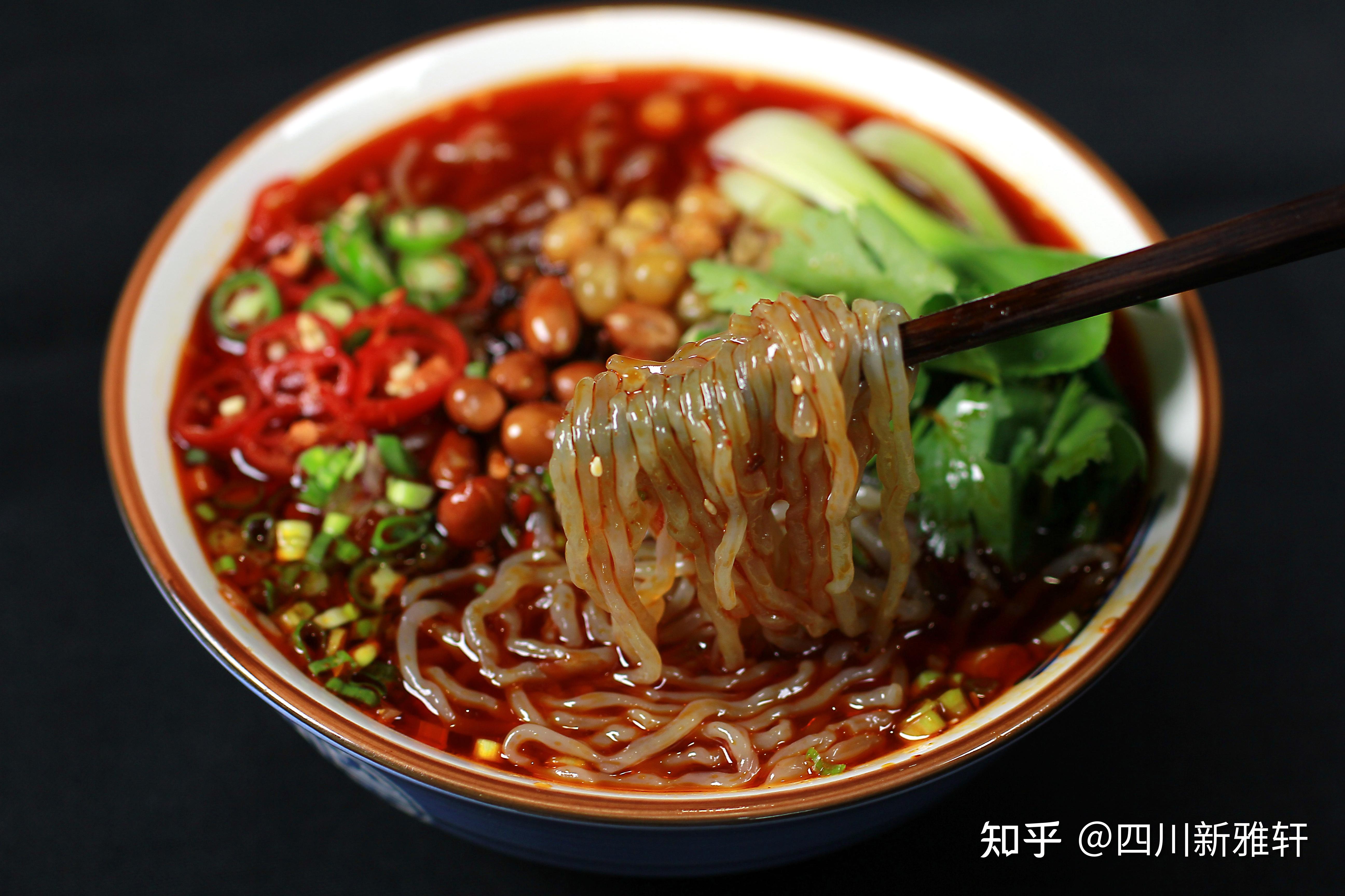 "呲溜"一声吃进嘴里碗底的油辣子与辅料混合滑溜的红薯粉酸辣的汤汁3