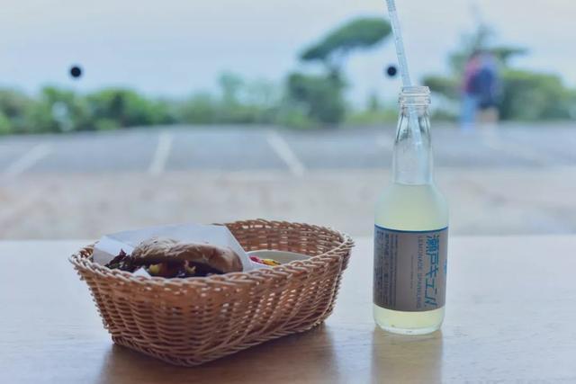 我们自然没有错过,午饭也是在这里解决,一瓶濑户内海汽水,一份汉堡