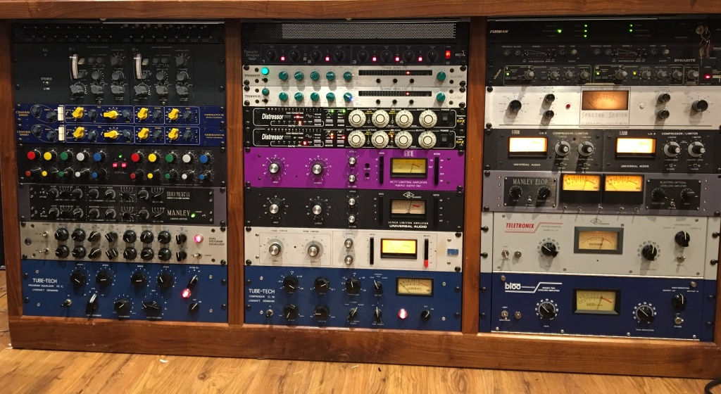 想在家建一个录音棚,预算5万左右,录音设备的