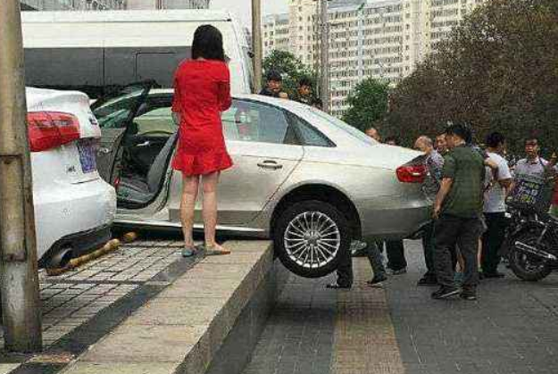 比如女神车位的出现,这其实也从侧面说明了大多数女司机在停车方面