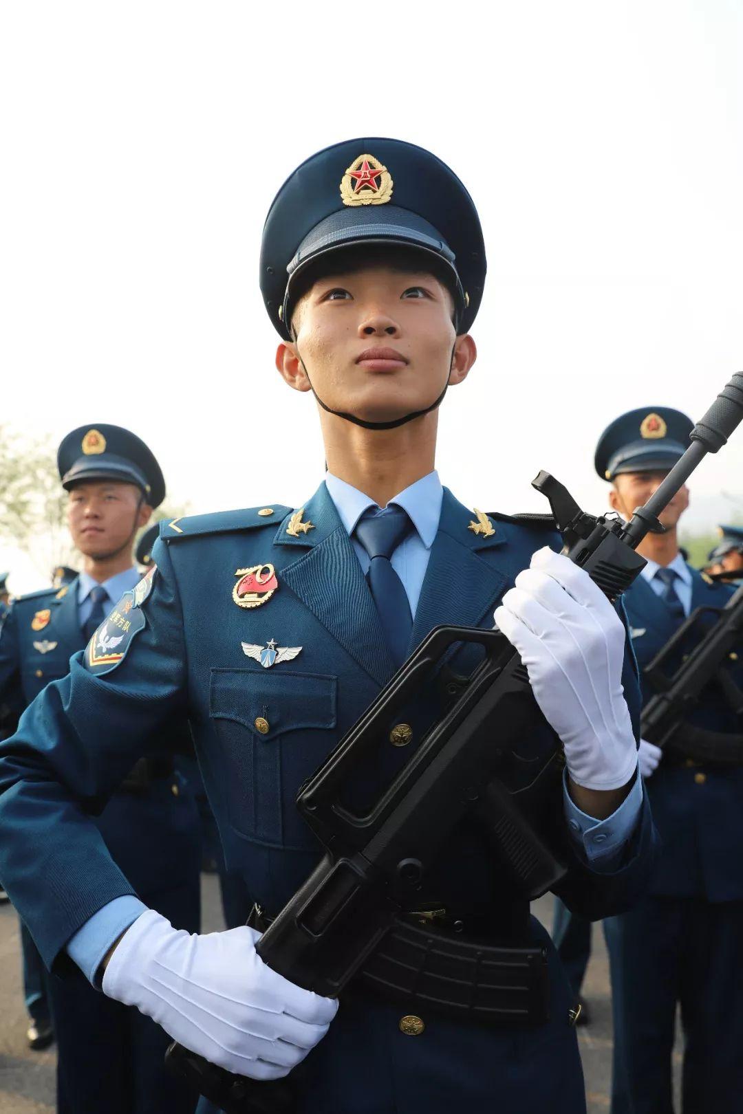 3名00后首次亮相阅兵场