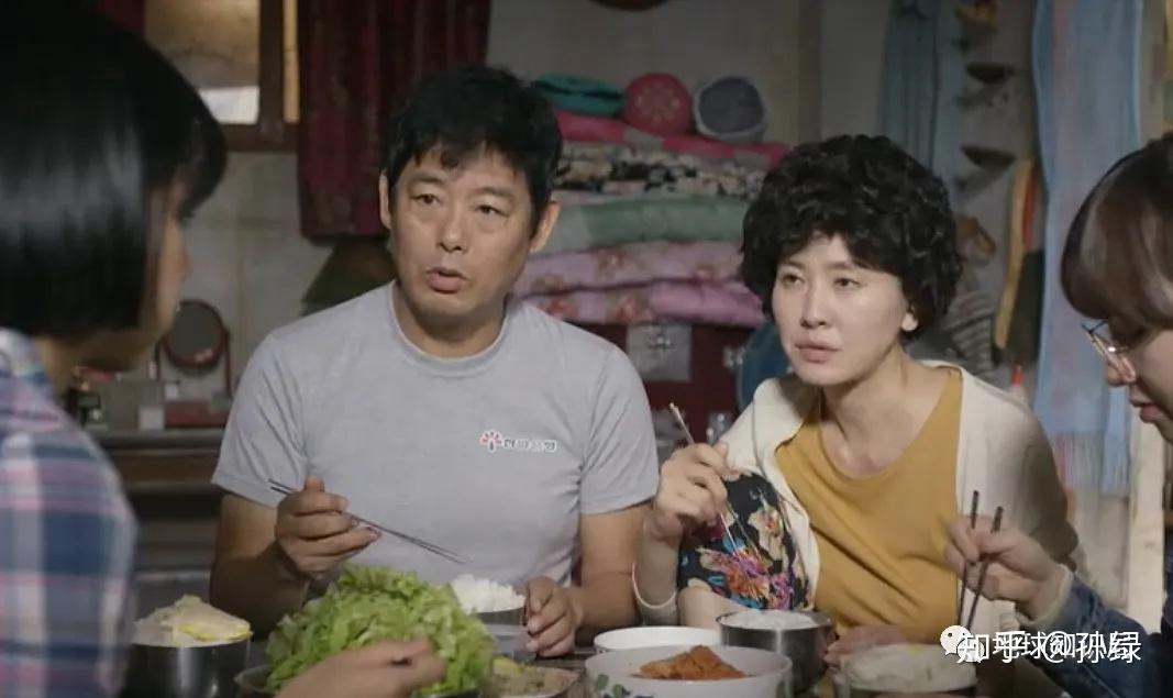 (图片来自@《请回答1988》)▼德善一家生活窘迫,顿顿有泡菜提到朝鲜