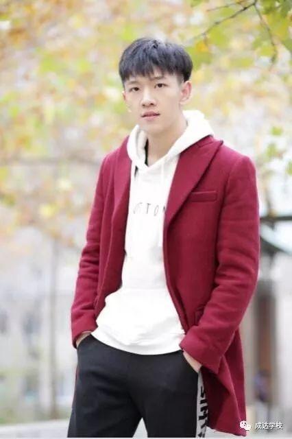 张嘉译 饰 郭小海(老二)  鲁诺 饰 青年老二剧中,果静林饰郭小洋(老三