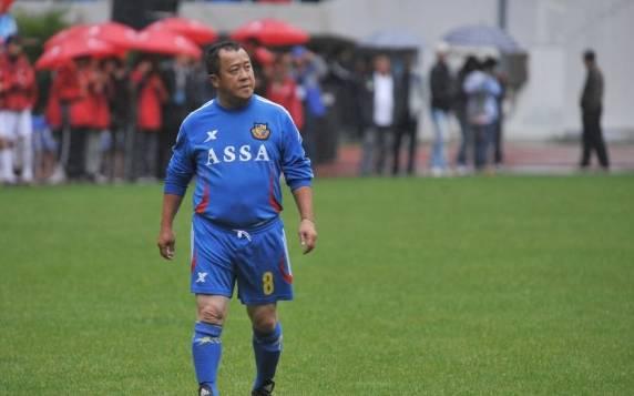 虽然曾志伟并不是出身在足球世家,但是他的父亲也是足球高手.