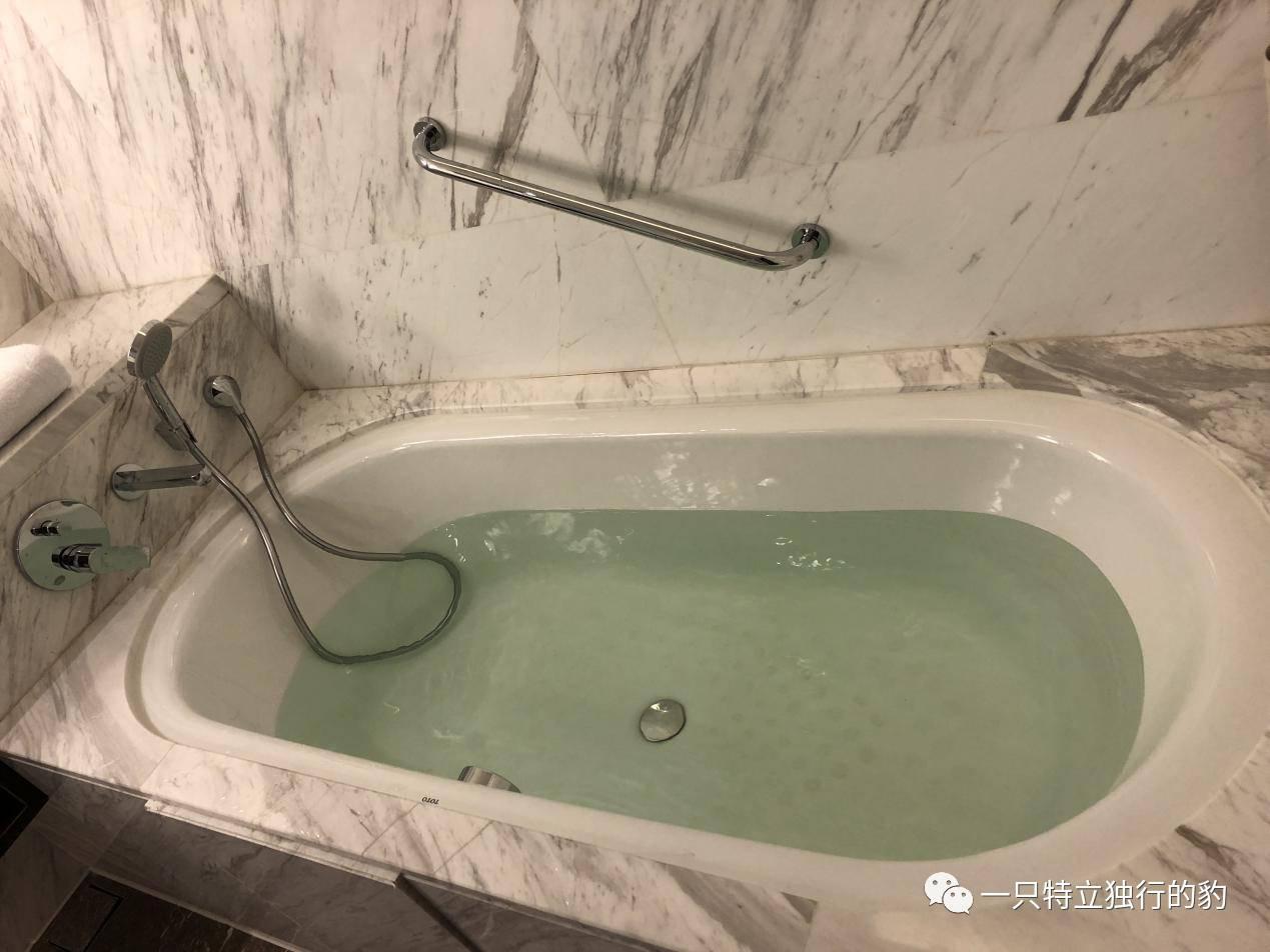 然而都已经住国五了,明明有个大浴缸,谁还去冲淋浴呢(好吧,其实只是我