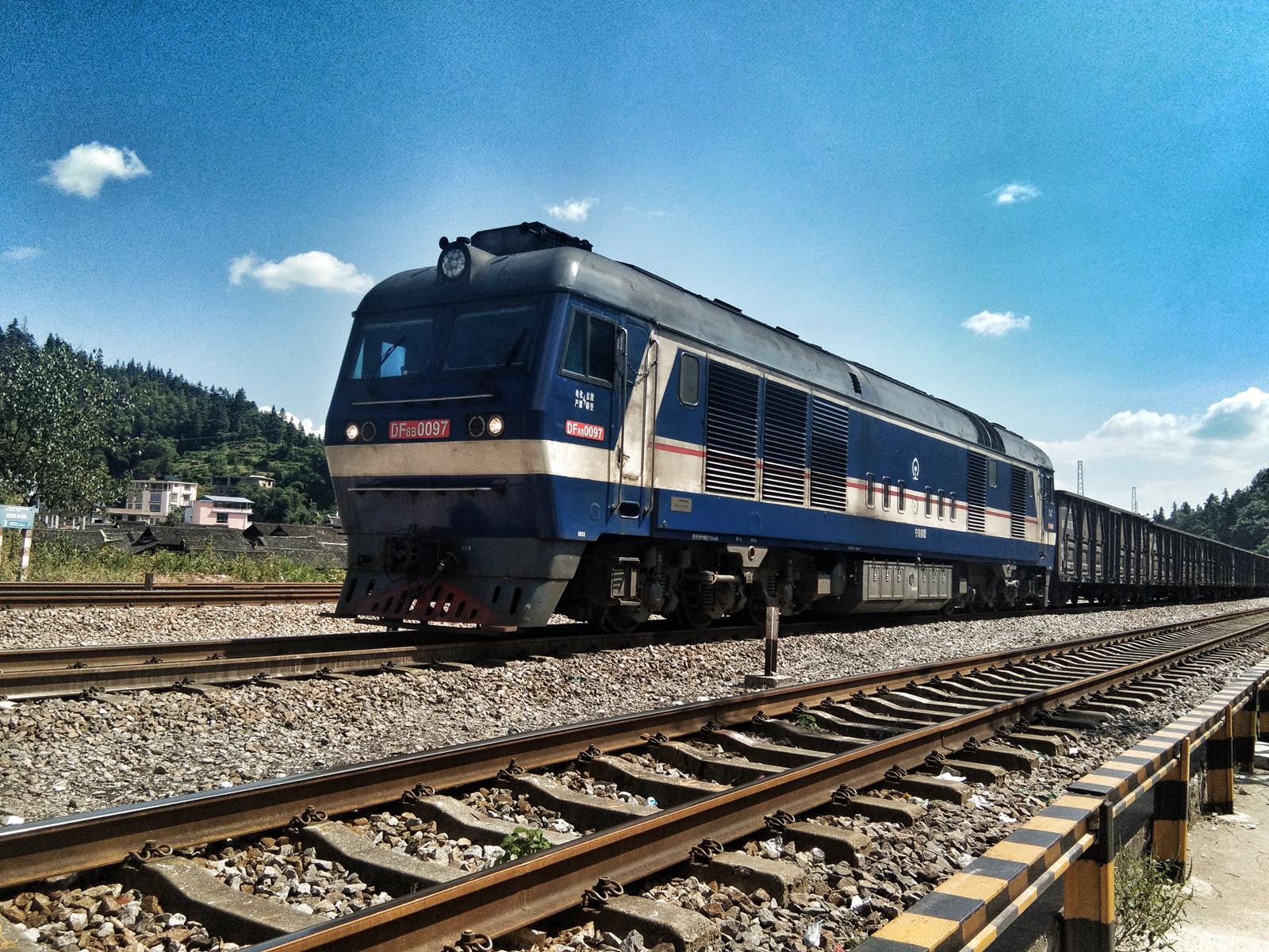 不得已离开八斗站,离开前最后拍了两张照片:八斗站站房牙屯堡方向在从