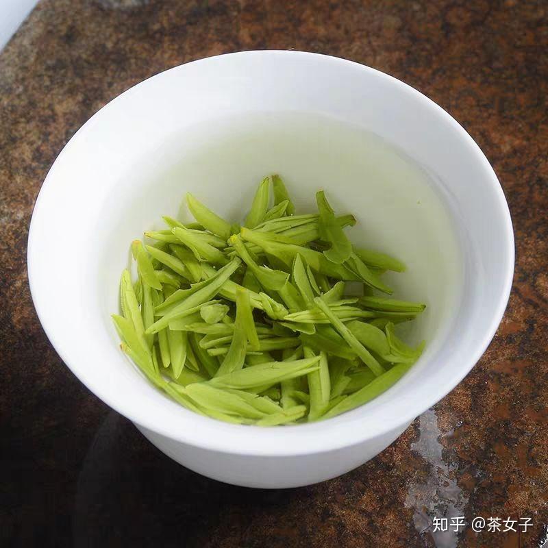 綠茶的茶湯顏色都是淺綠偏黃一些,是由於茶葉之中水溶性色素花黃素類