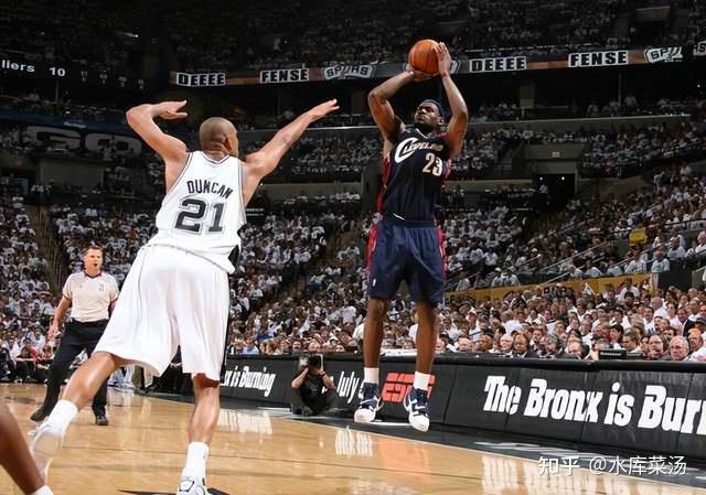 00年"躺冠"的科比和07年"单核"的詹姆斯,差距到底有多大?