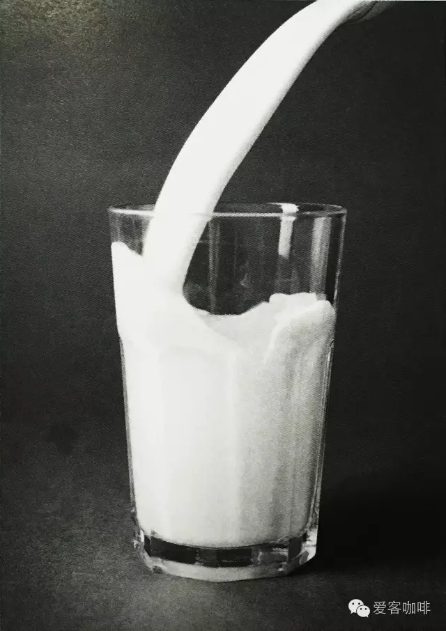 为了提高一杯饮料的完成度,不单是咖啡的萃取,蒸汽牛奶(steamed,milk)