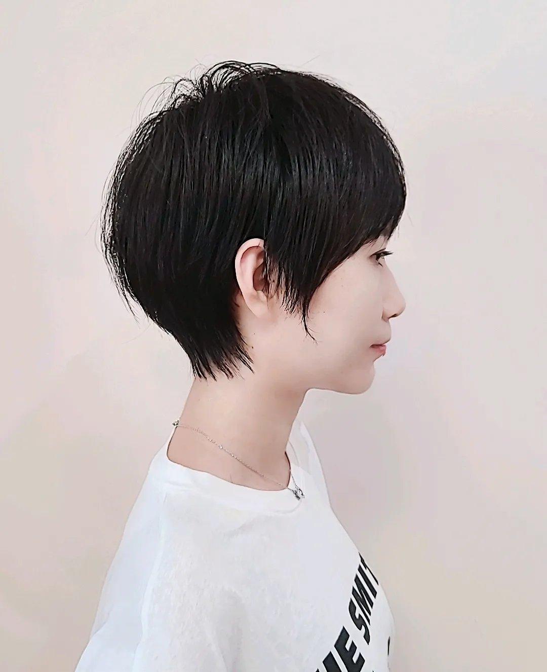 露耳短碎发是日常生活中比较常见的发型,有全露耳和半露耳两种,时尚