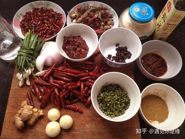 辣滷底料製作:五香粉300克左右,乾花椒50克,鮮青花椒100克,餈粑辣椒