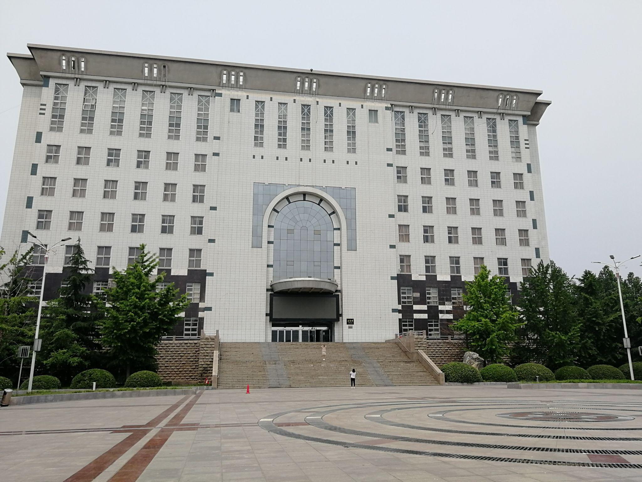 我记得是第二天下午5点40后到的车站,然后就坐上了1路车去了牧野医院.