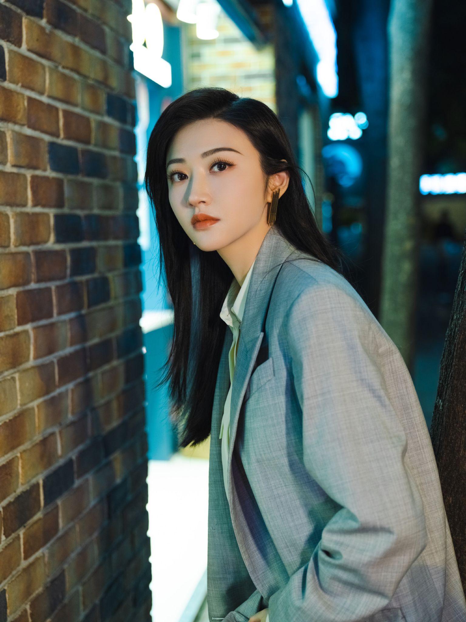 景甜烟灰色西装造型壁纸 - 知乎