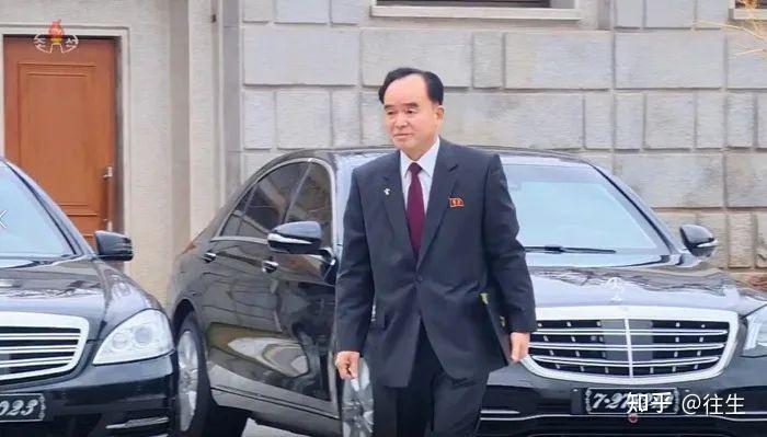 朝鮮八屆九中全會高官自駕豪車到會場