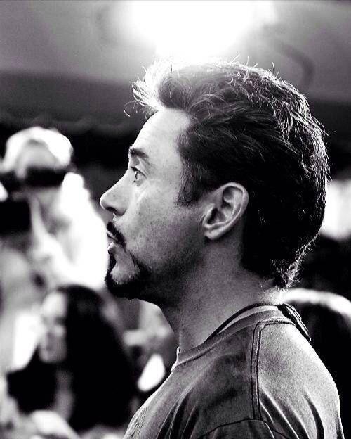 你觉得小罗伯特唐尼眼睛最好看的一张图片是哪张?