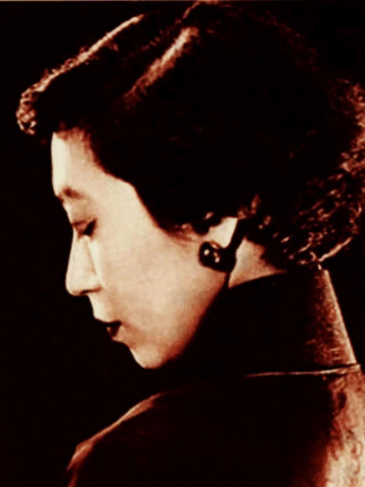 《金锁记》的末尾,曹七巧断送了女儿长安的婚事,逼死了儿媳芝寿.