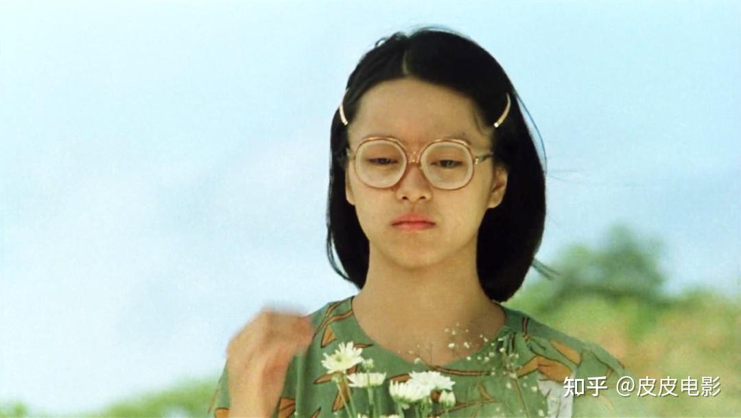 《百变星君》里,玉女掌门人梁咏琪变成了一个四眼钢珠妹;《大内密探