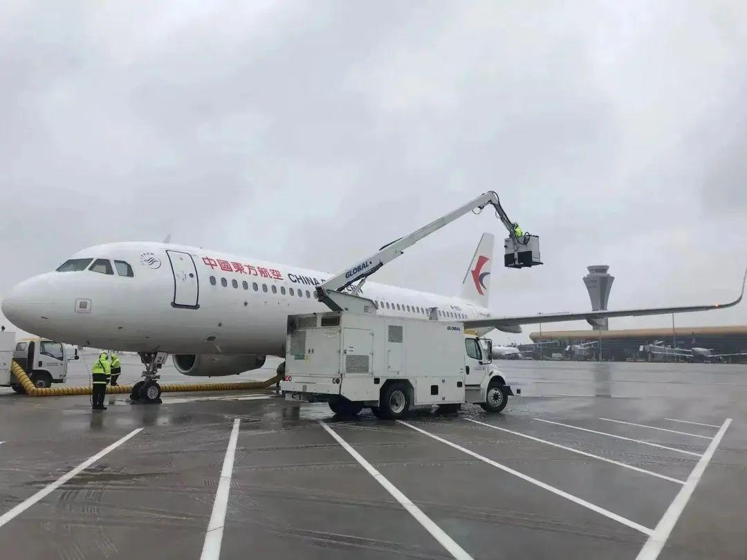 迎战龙年首个寒潮看风雪中的东航温度