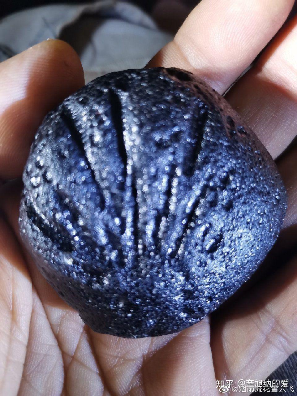 驴友捡到玻璃陨石"奇葩手印"估值108亿