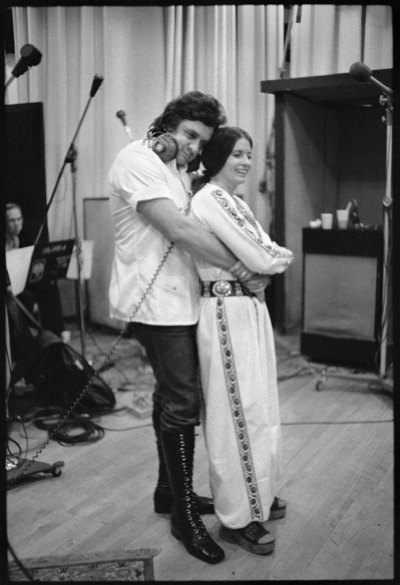 johnny cash 虽然平时一身黑衣酷酷的,但是见到老婆大人秒变贴树皮啊!