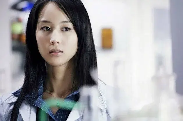 她是《痞子英雄》里知性干练的蓝西英,也是《最美的时光》里大胆追爱