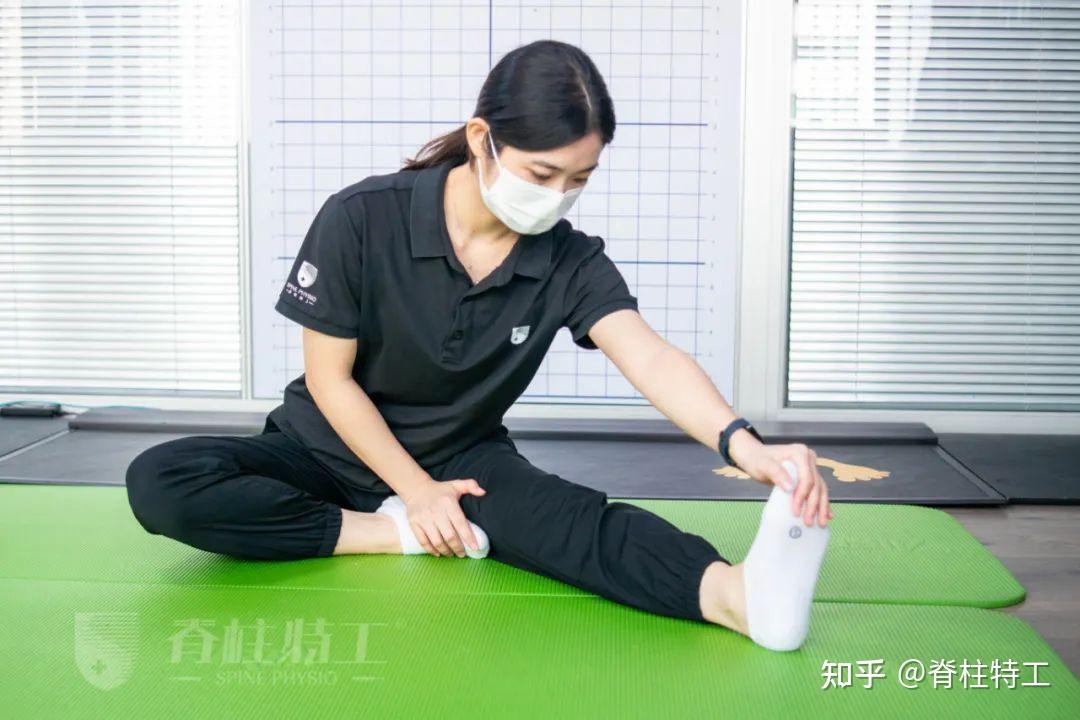 单腿坐立前屈动作细节:■ 坐位,双腿并拢向前伸直;■ 吸气时屈右膝,右