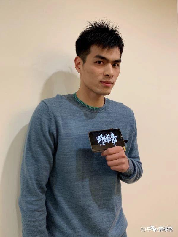 也顺便读了个篮球高中,结果教练看他好像还挺有天赋,就一直带着他刘健