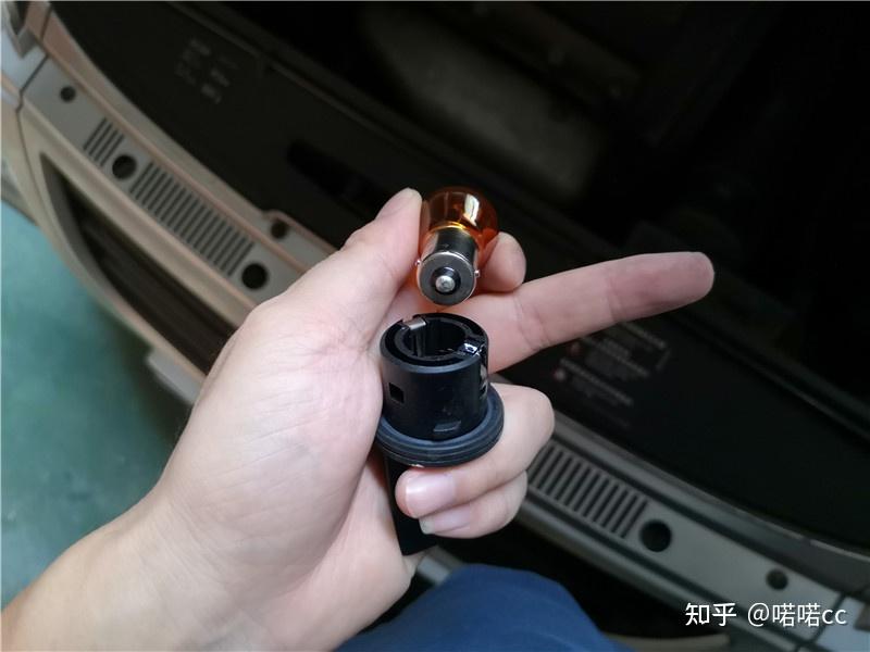 自己动手更换灯泡 解决转向灯故障 - 知乎