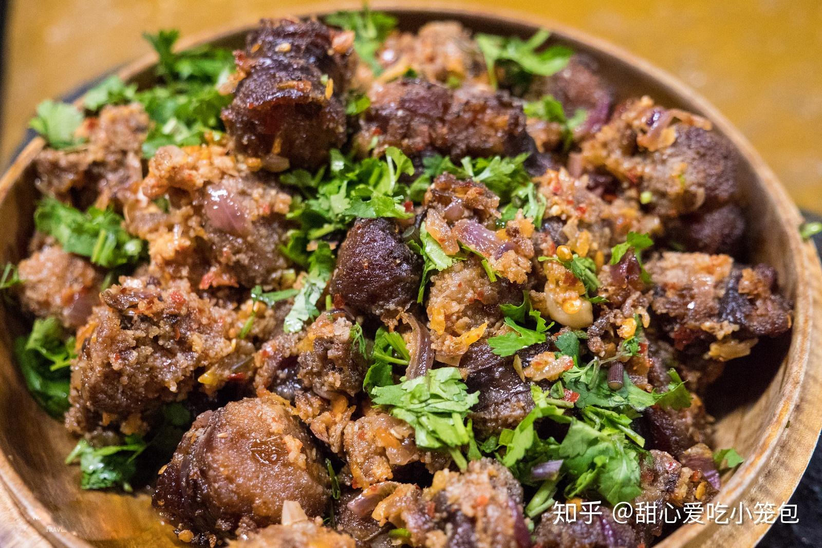 不丹炖鸡 jasha maru这是用辣椒,香菜和姜炖出来的鸡肉,不丹菜式喜欢