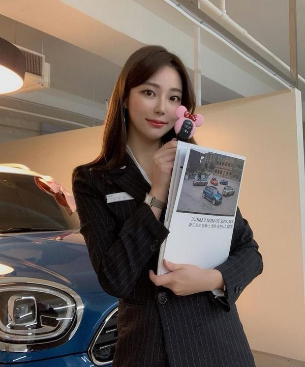 Mini Cooper 正妹女销售颜值高，九头身好比例让人想立刻买车 Facebook-第5张