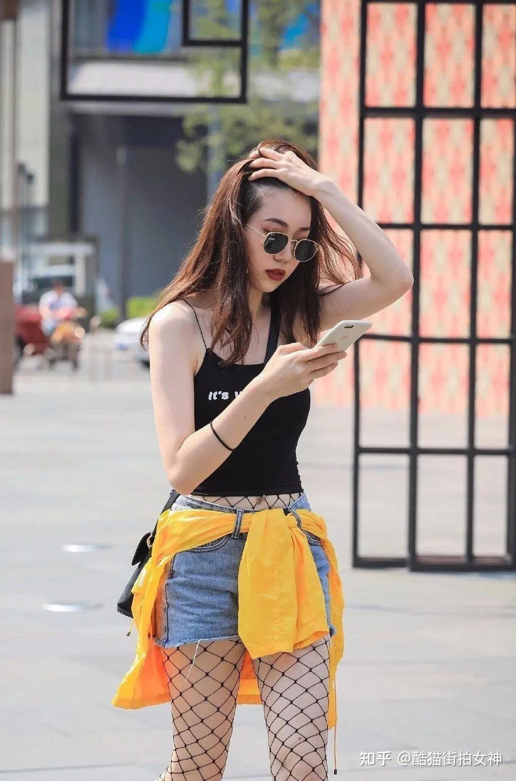 街拍女神吊带热裤渔网袜的酷妹