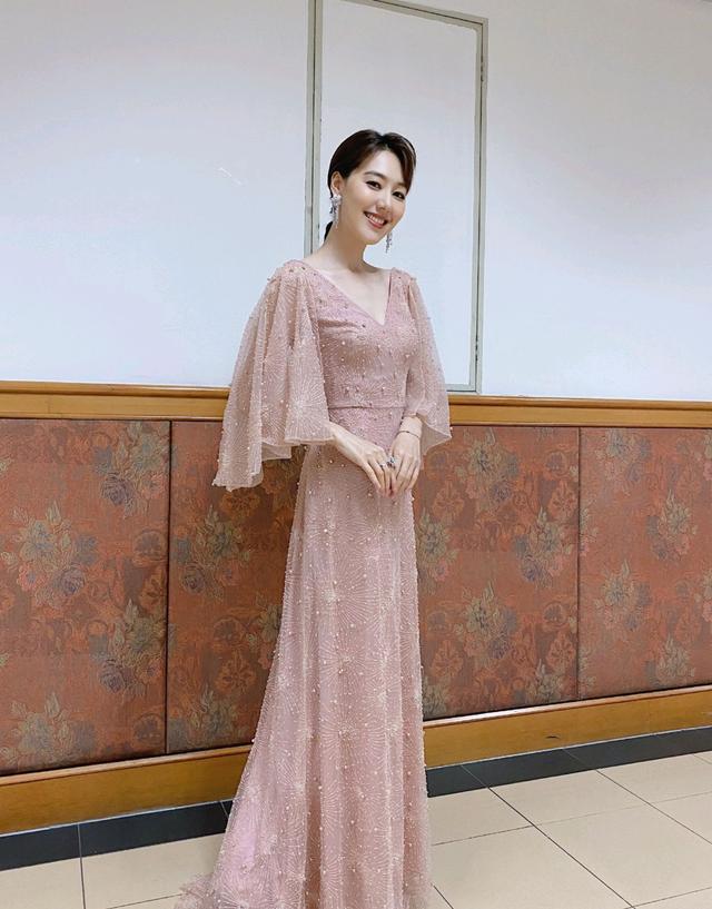 气质女神穿搭高级感优雅 v2-938871c70247c045a9ed45c3bd11f14b_1440w.jpg?source=172ae18b