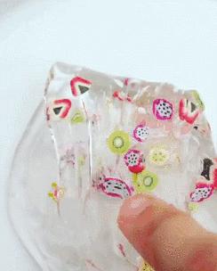 最简单的史莱姆制作方法用胶水和清水再加下成形水就可以了.