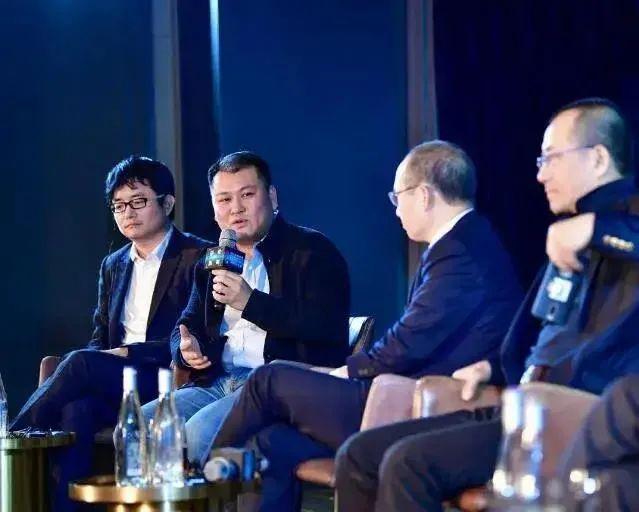 刘长乐中年得女,有一对双胞胎女儿刘点点和刘滴滴,贺鑫正是刘点点丈夫